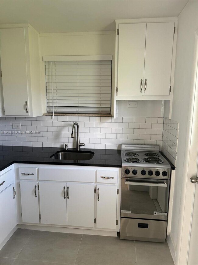 2823 Monroe St in Hollywood, FL - Building Photo - Building Photo