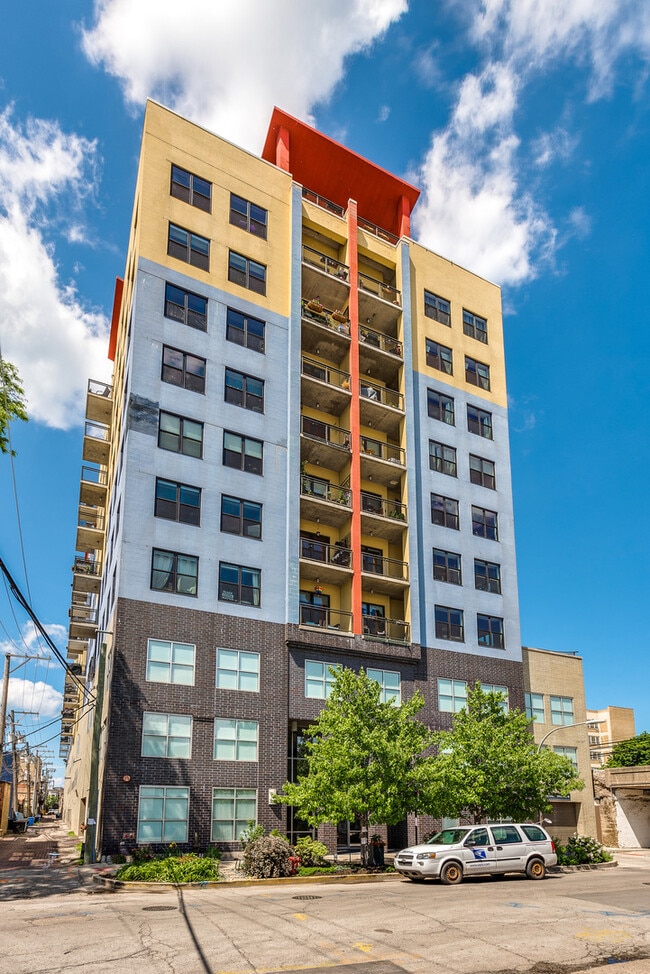 property at 1122 W Catalpa Ave