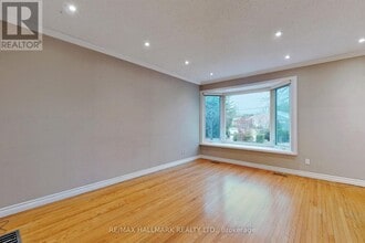 16 Knowles Crescent in Aurora, ON - Building Photo - Building Photo
