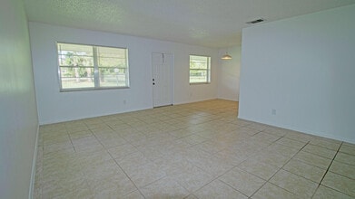 8585 SE Church St in Hobe Sound, FL - Foto de edificio - Building Photo
