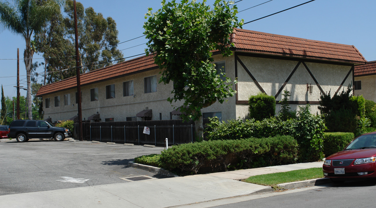 32-34 Greenwood Ave in Pasadena, CA - Building Photo