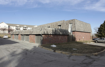 The Pines at Q Plaza Apartments in Omaha, NE - Foto de edificio - Building Photo