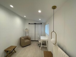 20570 Hatteras St in Woodland Hills, CA - Building Photo - Building Photo