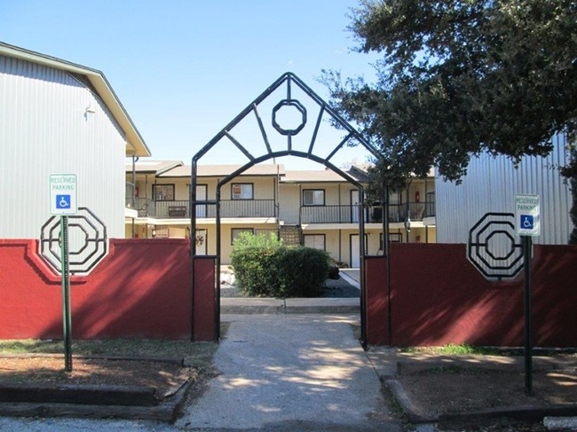 Oak Creek Apartments in Round Rock, TX - Building Photo - Building Photo