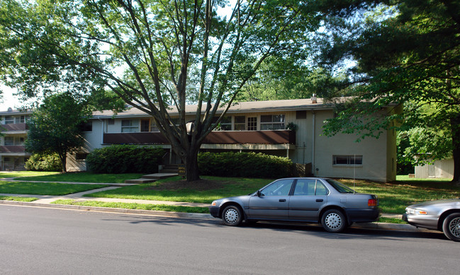 Fairfax Gardens Apartments in Fairfax, VA - Building Photo - Building Photo