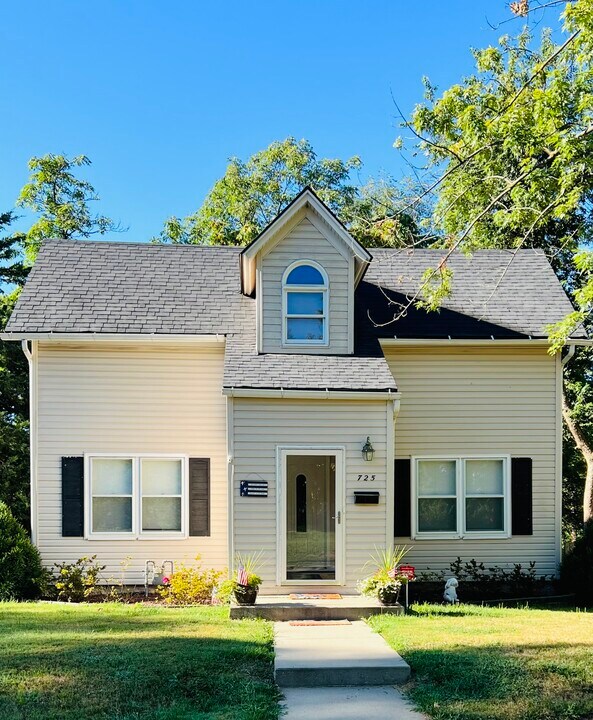 725 Michigan St in Leavenworth, KS - Building Photo