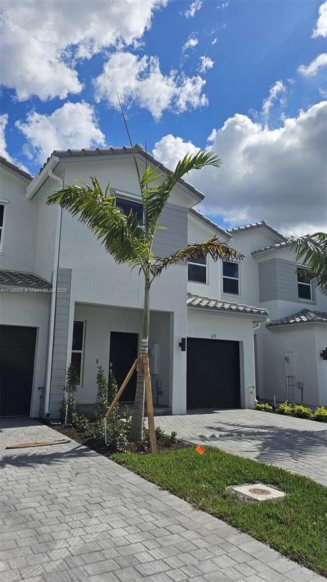 129 SW 184th Ave in Pembroke Pines, FL - Building Photo - Building Photo