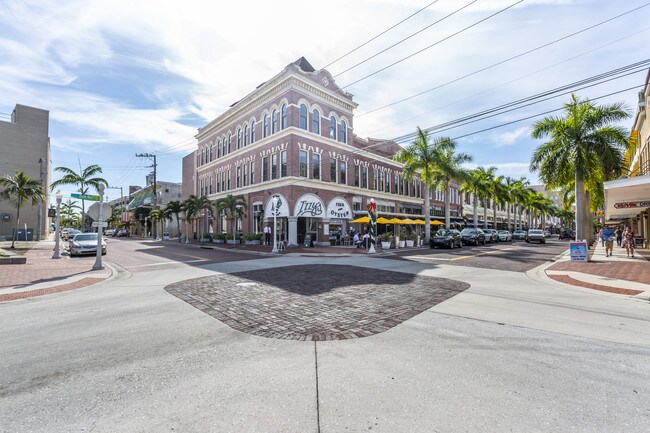 Earnhardt Building in Ft. Myers, FL - Building Photo - Building Photo