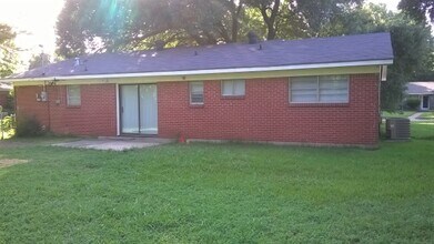 2210 W Algonquin Trail in Shreveport, LA - Building Photo - Building Photo