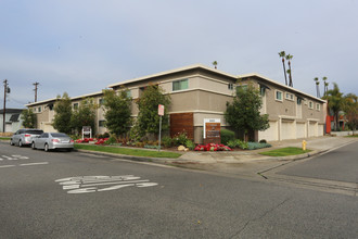 Villas at Lakewood in Lakewood, CA - Foto de edificio - Building Photo