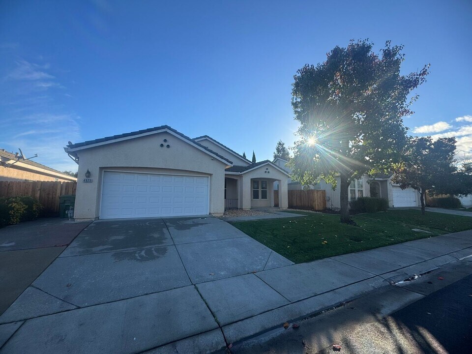 4923 Brabant Way in Elk Grove, CA - Building Photo
