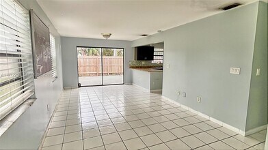 10900 NW 7th St in Miami, FL - Foto de edificio - Building Photo