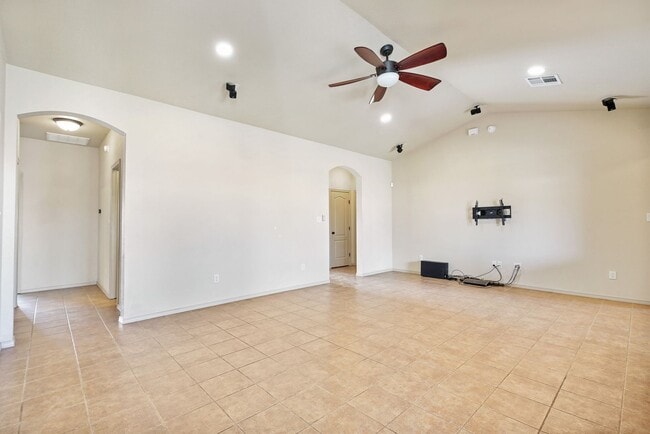 Spacious 4 Bedroom 2 Bath House near Restaurants in Alamogordo, NM - Building Photo - Building Photo