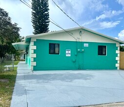156 W 14th St, Unit #1 in Riviera Beach, FL - Foto de edificio - Building Photo