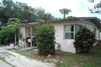 607 S 6th St in Fort Pierce, FL - Foto de edificio - Building Photo