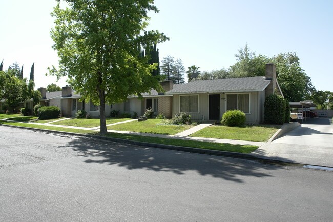 1700-1706 Conestoga Dr in Merced, CA - Foto de edificio - Building Photo