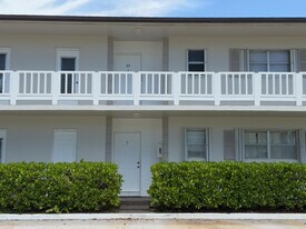 560 SE 2nd Ave in Deerfield Beach, FL - Building Photo