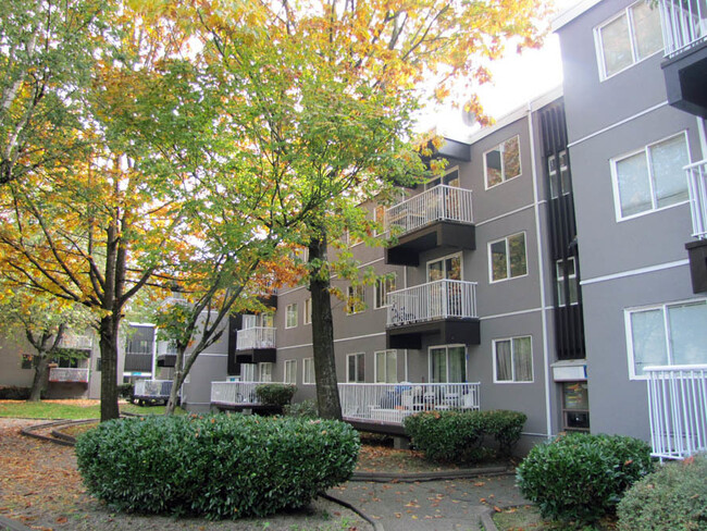 Regent Place Apartments in Surrey, BC - Building Photo - Building Photo