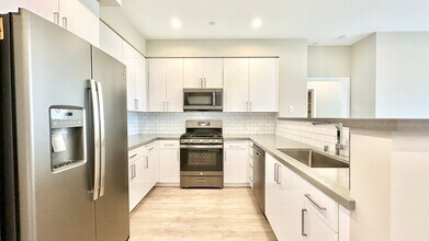 355 N Cleveland St in Oceanside, CA - Building Photo - Building Photo