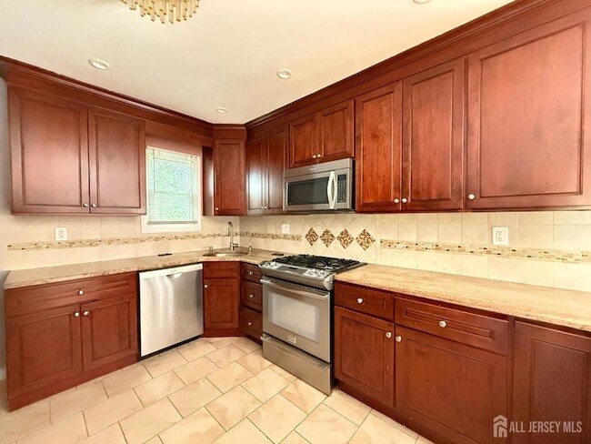 869 Gates Ave in Piscataway, NJ - Foto de edificio - Building Photo