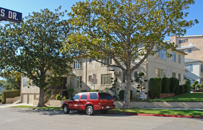 10301 Ilona Ave in Los Angeles, CA - Building Photo - Building Photo