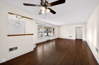 304 W Golf Rd in Mount Prospect, IL - Building Photo - Building Photo