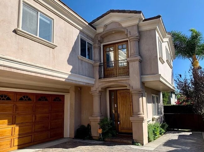 property at 2212 Marshallfield Ln