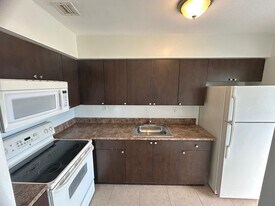 7421 Venetian St in Miramar, FL - Building Photo