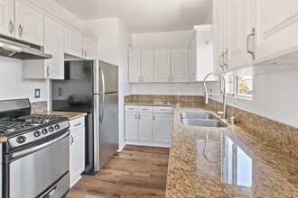 1241 9th St in Santa Monica. Steps to Wilshire Blvd! in Santa Monica, CA - Building Photo - Building Photo