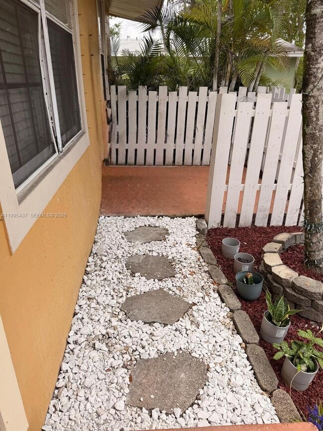 7220 Southgate Blvd in Tamarac, FL - Building Photo - Building Photo