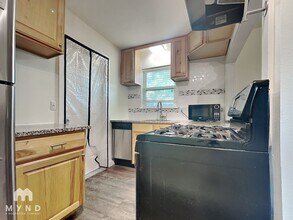 1604 Parker Ln, Unit B in Austin, TX - Foto de edificio - Building Photo