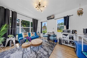 910 NE 81st St in Miami, FL - Building Photo - Building Photo