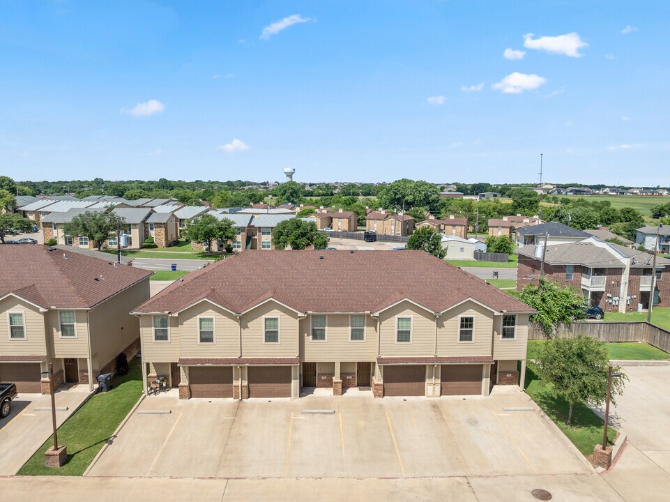 10001 Panther Way in Woodway, TX - Foto de edificio