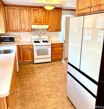 302 Quaker Ln N in West Hartford, CT - Building Photo - Building Photo