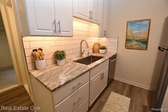 1350 Laurel Valley Dr in Waterford Township, MI - Foto de edificio - Building Photo