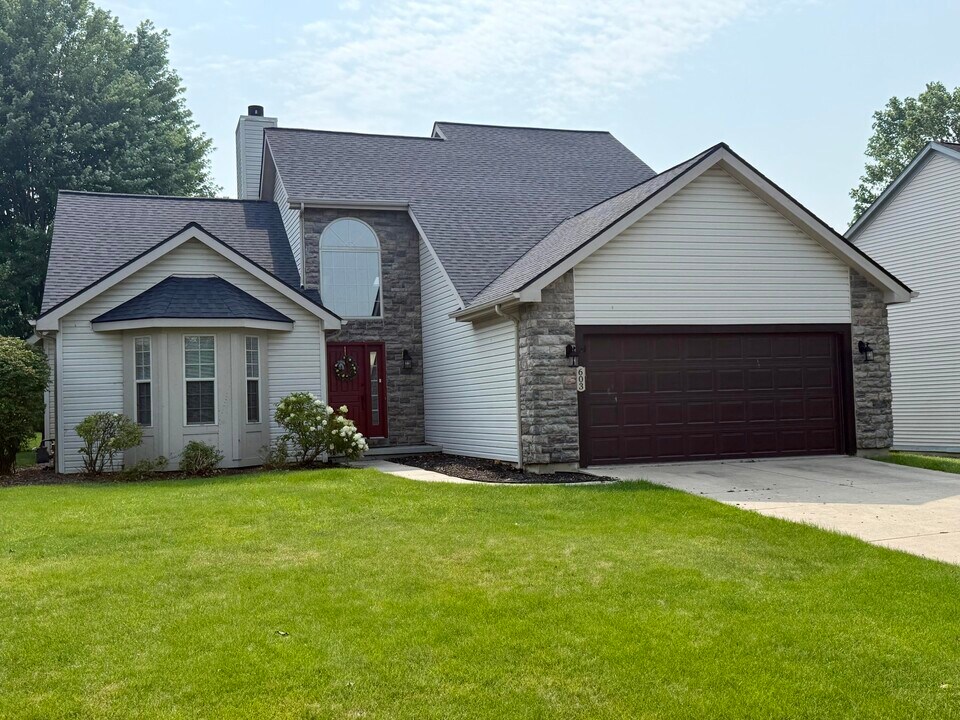 603 E Castlebury Cir in Saline, MI - Building Photo