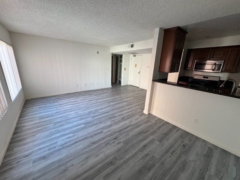 10911 Rochester Ave in Los Angeles, CA - Building Photo