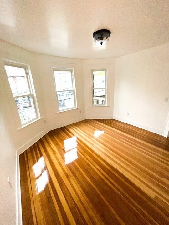 11 Colonial Ave-Unit -unit 2 in Boston, MA - Building Photo