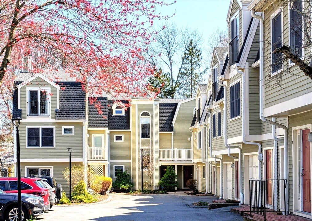 196 Chestnut Ave, Unit 12 L in Boston, MA - Building Photo
