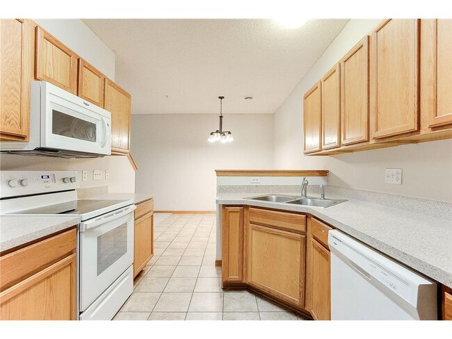 5040 Holly Ln N in Plymouth, MN - Building Photo - Building Photo