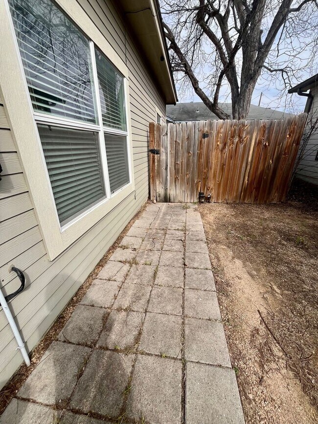 103 Sample St in San Antonio, TX - Building Photo - Building Photo