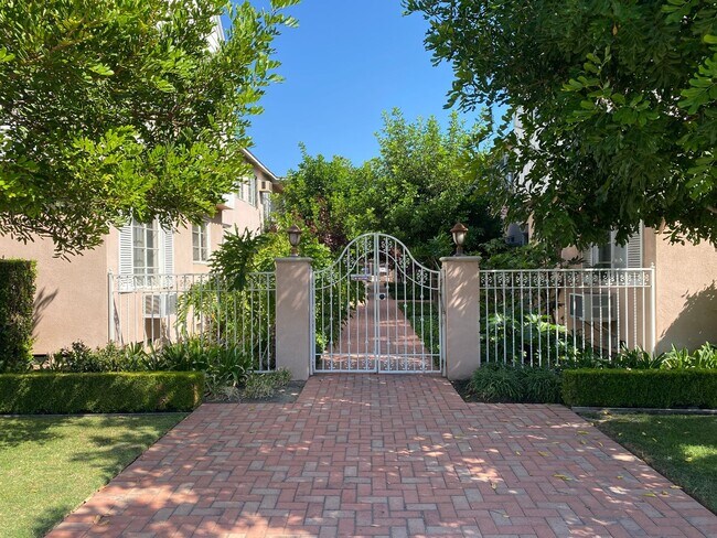Hazeltine in Sherman Oaks, CA - Building Photo - Building Photo