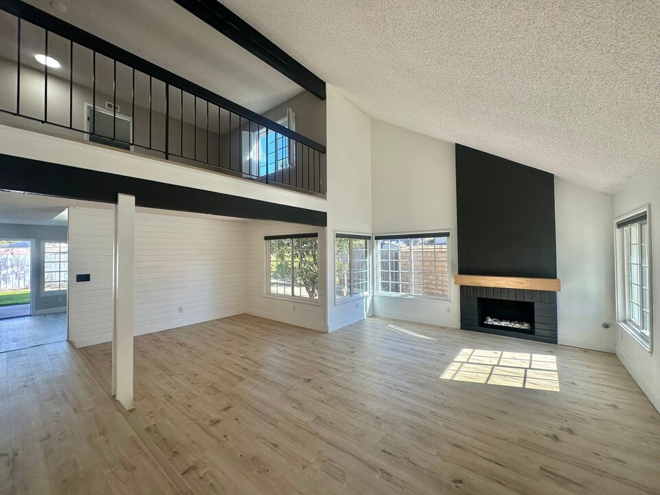 7992 Merrington Pl in San Diego, CA - Building Photo