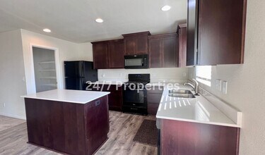 290 Forest Ln in Molalla, OR - Building Photo - Building Photo