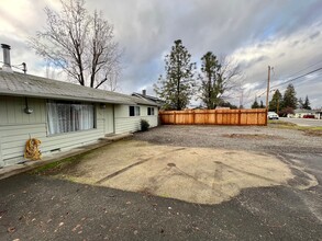 603 N Ross Ln in Medford, OR - Building Photo - Building Photo