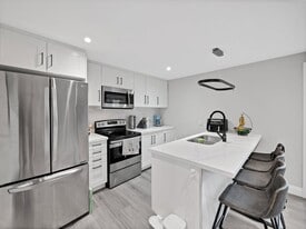 493 Queen Victoria Dr in Hamilton, ON - Building Photo