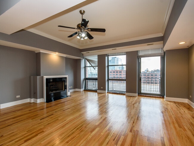 165 N Canal St, Unit 828 in Chicago, IL - Building Photo - Building Photo