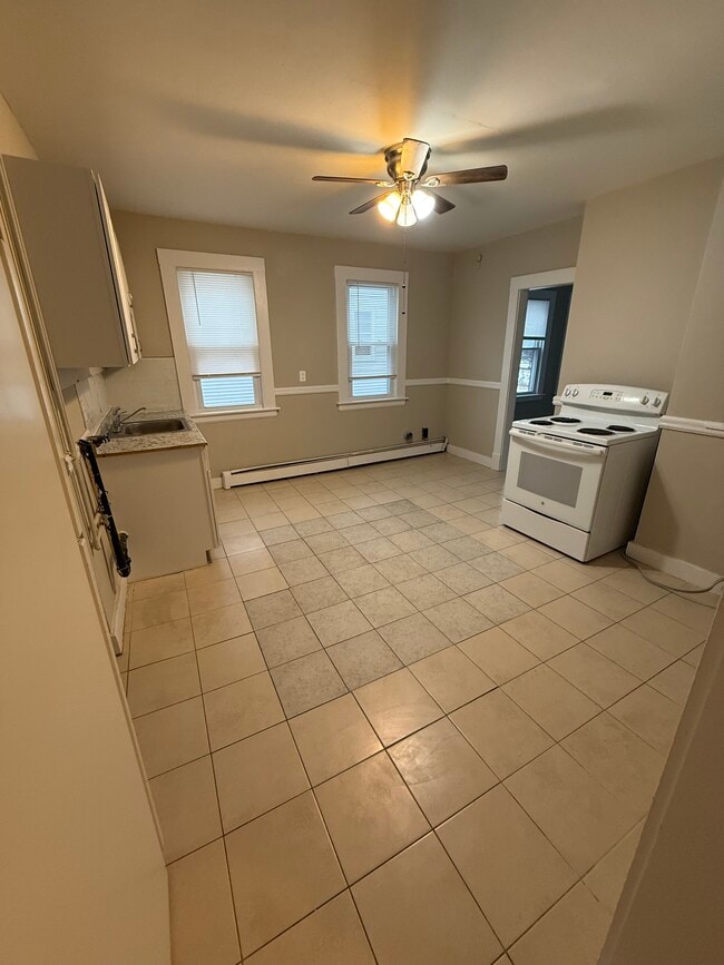 913 East St, Unit #2 in New Britain, CT - Foto de edificio - Building Photo