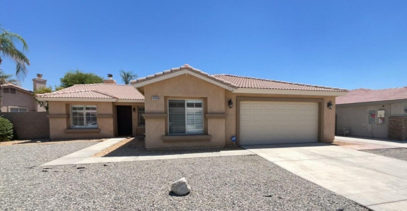 45450 Deerbrook Cir in La Quinta, CA - Foto de edificio
