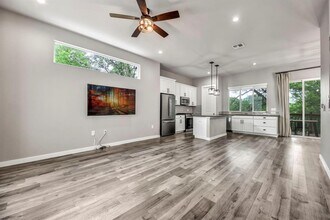 1107 Lott Ave in Austin, TX - Building Photo - Building Photo